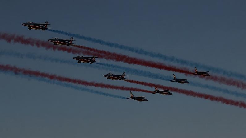 Aviões franceses da Patrouille de France desenham linhas de fumo durante uma atuação