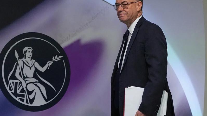 ARQUIVO. O governador do Banco de Inglaterra, Andrew Bailey, à chegada à conferência de imprensa sobre o Relatório de Política Monetária, em Londres, 30 de abril de 2026