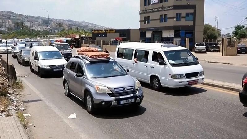 Carros no trânsito transportam bagagem, animais de estimação e colchões