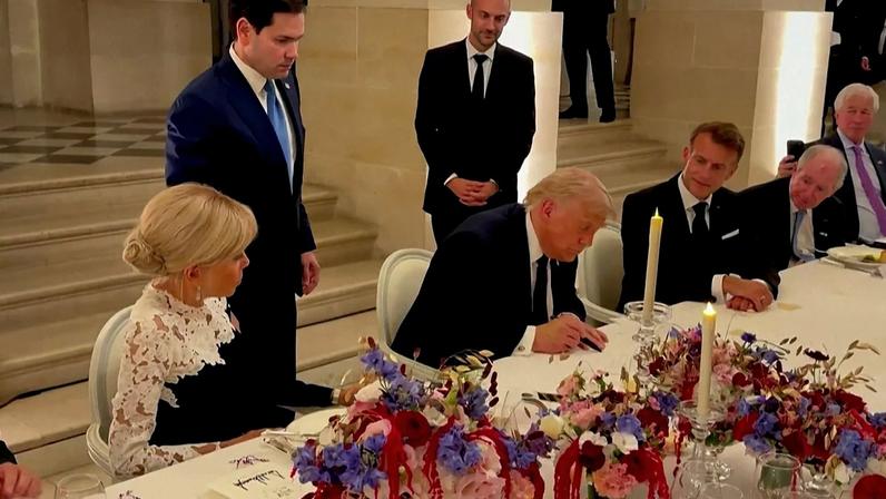 Presidente dos EUA, Donald Trump, assina memorando de entendimento com o Irão durante jantar com o Presidente francês Emmanuel Macron