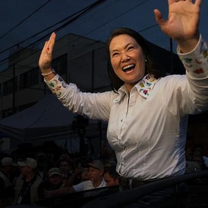 Peru: Fujimori amplia vantagem sobre Sánchez para mais de 39 mil votos
