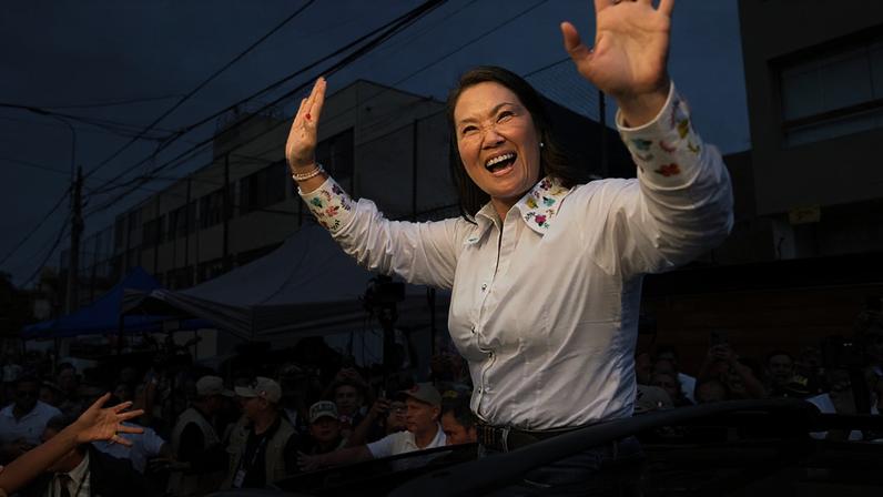 Arquivo. A candidata Keiko Fujimori, da Fuerza Popular, acena depois de votar na segunda volta das eleições presidenciais em Lima, Peru, 7 de junho de 2026.