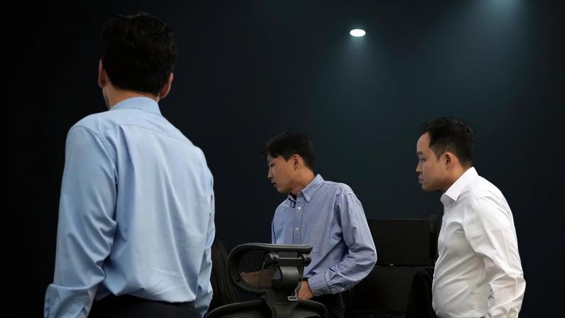 Cambistas trabalham na sala de transações de câmbio da sede do Hana Bank, em Seul, Coreia do Sul, segunda-feira, 22 de junho de 2026