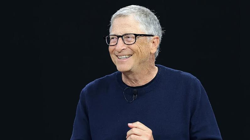 ARQUIVO - Cofundador e antigo presidente executivo da Microsoft, Bill Gates, discursa durante a celebração do 50.º aniversário na sede da empresa, em 4 de abril de 2025.