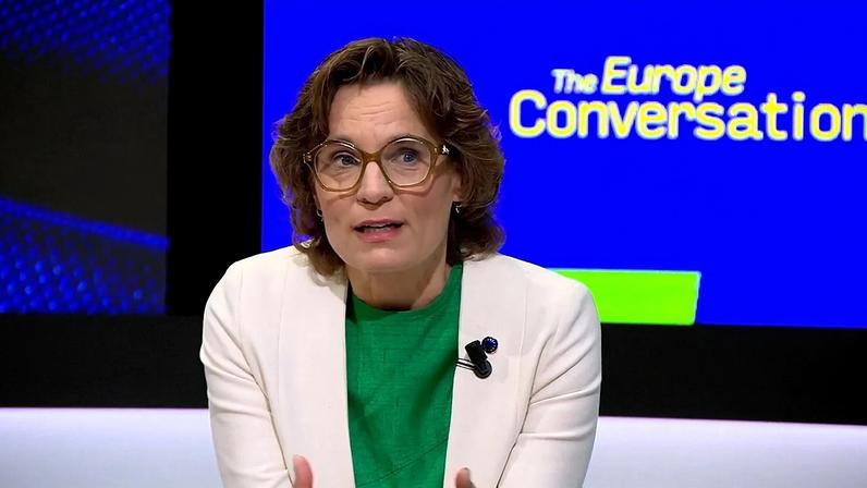 Comissária europeia para o Ambiente, Resiliência da Água e Economia Circular Competitiva, Jessika Roswall, durante uma entrevista à Euronews na terça-feira, 9 de junho de 2026
