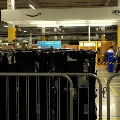Armazém europeu da Amazon, o mais movimentado, usa robôs e lasers