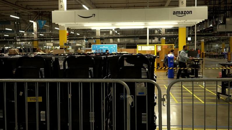 Armazém europeu da Amazon, o mais movimentado, usa robôs e lasers