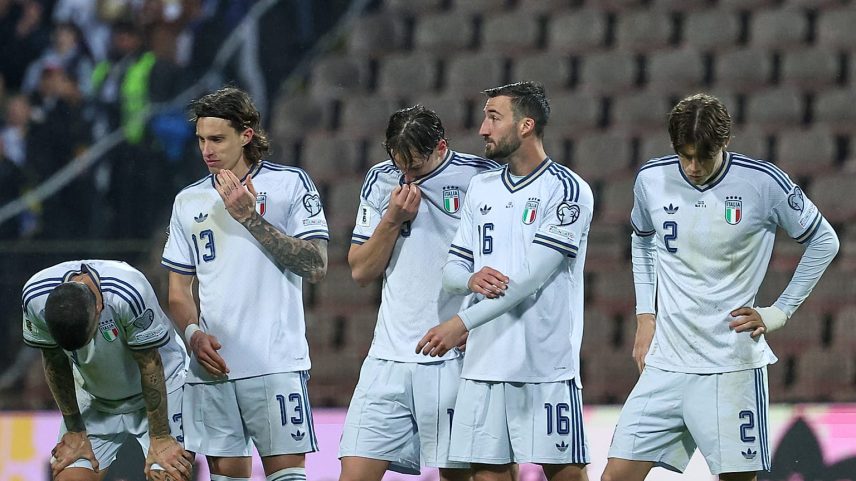Jogadores italianos após eliminação frente à Bósnia