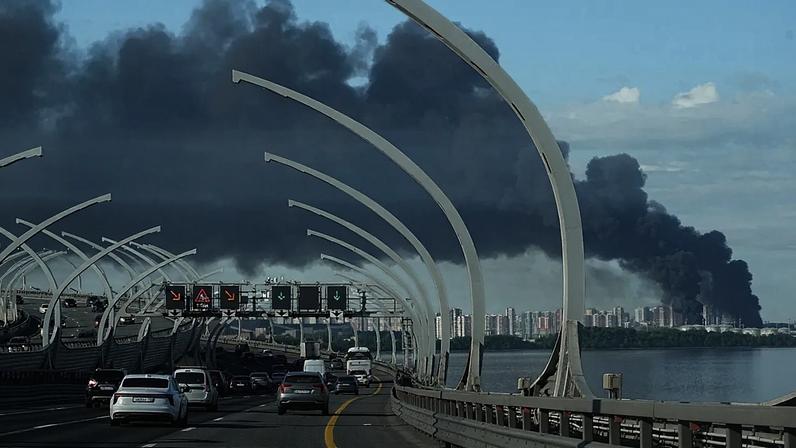 Vê-se uma coluna de fumo negro sobre o porto de São Petersburgo, Rússia, quarta-feira, 3 de junho de 2026, após um ataque com drone ucraniano
