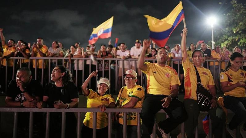 Apoiantes ouvem o candidato presidencial Abelardo de la Espriella após passar à segunda volta, em Barranquilla, Colômbia, domingo, 31 de maio de 2026