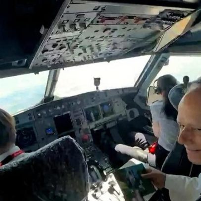 Papa Leão XIV visita cabine em voo Madrid-Barcelona