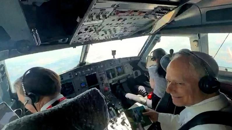 Papa Leão XIV na cabine com os pilotos durante o voo de Madrid para Barcelona