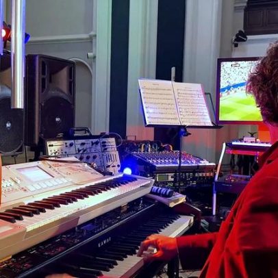 Músico de Berlim transforma jogo de estreia em espetáculo musical