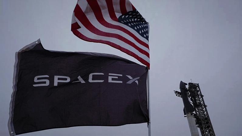 ARQUIVO. Equipa prepara o mega foguetão Starship, da SpaceX, para um voo de teste a partir de Starbase, em Boca Chica, Texas, em jan. de 2025