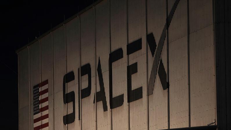 SpaceX lança discretamente nave espacial não identificada