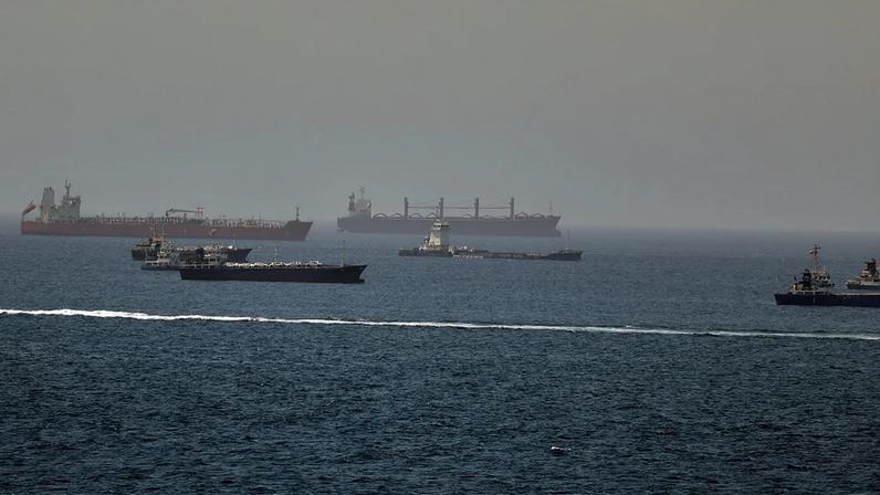 Navios-tanque e cargueiros são vistos no golfo de Omã, ao longo das rotas marítimas que ligam o estreito de Ormuz ao mar da Arábia, terça-feira, 16 de junho de 2026