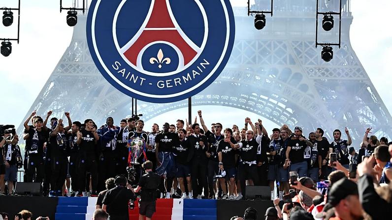 Jogadores do PSG celebram a vitória na Liga dos Campeões no dia seguinte à final, junto à Torre Eiffel, em Paris