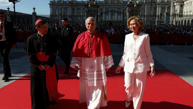 Rainha Sofia faz história ao recuperar privilégio do branco com calças diante de Leão XIV