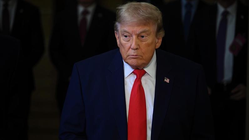 O Presidente Donald Trump fala com jornalistas após chegar ao Capitólio para um almoço com senadores republicanos, em Washington, quarta-feira, 24 de junho de 2026.