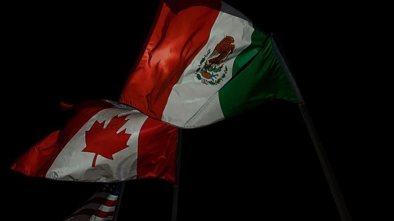 ARQUIVO - Bandeiras dos Estados Unidos, Canadá e México ondulam em Nova Orleães, onde líderes do NAFTA se reuniram em abril