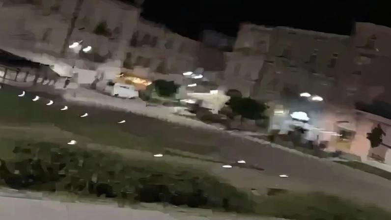 Urso passeia à noite no centro de Przemyśl, Polónia