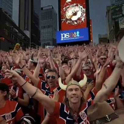 Noruegueses celebram com remada viking em Times Square