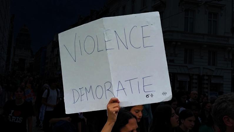 Faixa de protesto com a inscrição «A violência não é democracia»