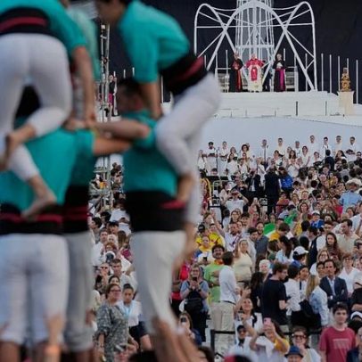 Castelo humano recebe o Papa Leão XIV em vigília de jovens em Barcelona