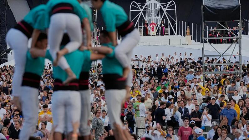 Castelo humano recebe o Papa Leão XIV em vigília de jovens em Barcelona