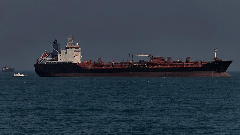 Um petroleiro permanece fundeado no estreito de Ormuz, ao largo de Bandar Abbas, no Irão, sábado, 2 de maio de 2026.