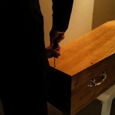 França enfrenta pico de mortalidade que sobrecarrega serviços funerários