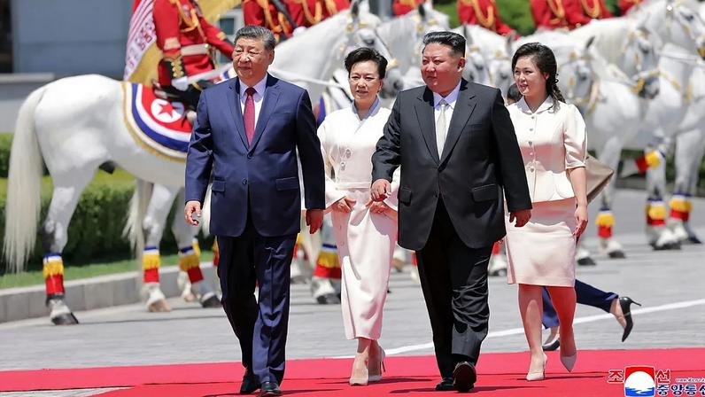 Presidente chinês Xi Jinping e a mulher, Peng Liyuan, e Kim Jong Un e a esposa, Ri Sol Ju, participam numa cerimónia de boas-vindas em Pyongyang, 8 de junho de 2026