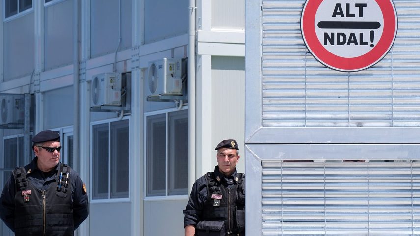 União Europeia cria centros de repatriamento de migrantes gerando polémica