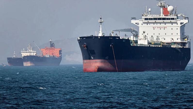 Petroleiros permanecem fundeados ao largo no estreito de Ormuz, perto de Bandar Abbas, Irão, sábado, 2 de maio de 2026.