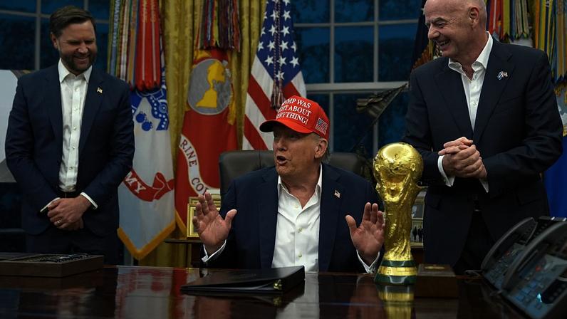 ARQUIVO. Presidente dos EUA Donald Trump fala ao lado do presidente da FIFA Gianni Infantino no Salão Oval, ago. 2025