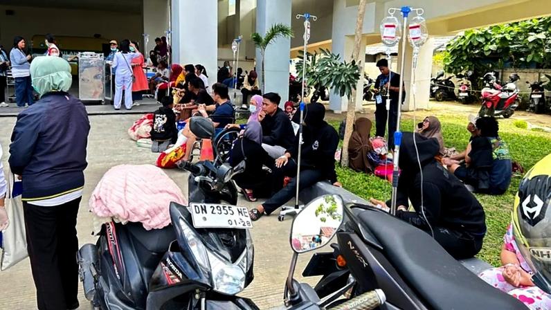 Doentes são retirados para o exterior de um hospital local após um terramoto em Palu, Sulawesi Central, Indonésia, terça-feira, 16 de junho de 2026