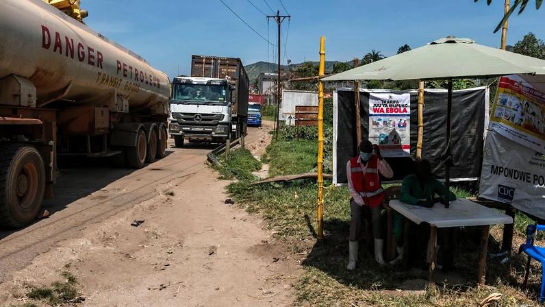 Profissionais de saúde num posto de rastreio sanitário na passagem fronteiriça entre o Uganda e a República Democrática do Congo.