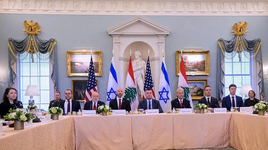 Embaixador dos EUA em Israel, Mike Huckabee (segundo da esquerda), com Dan Holler, chefe de gabinete do Departamento de Estado (terceiro), 2 jun. 2026, Washington. (AP Ph