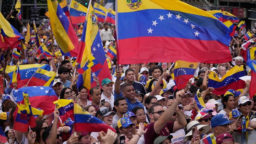 Apoiantes agitam bandeiras durante uma manifestação em apoio à líder da oposição venezuelana Maria Corina Machado, organizada por venezuelanos residentes na Cidade do Panamá,