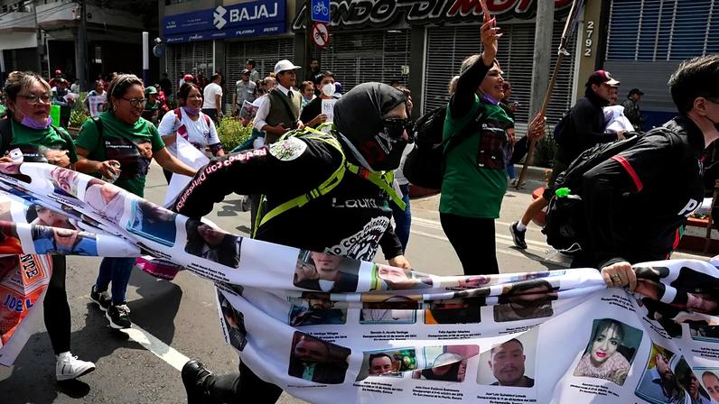 Familiares de desaparecidos no México e manifestantes marcham antes da abertura do Mundial de futebol de 2026, na Cidade do México. 11 de junho de 2026.