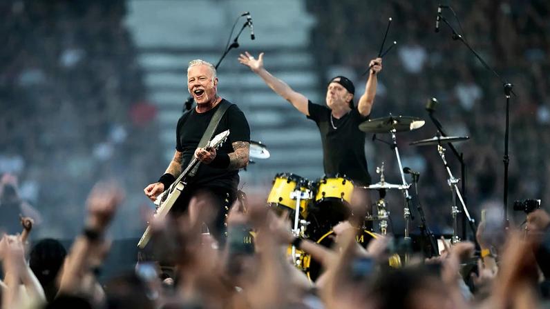 Imagem de arquivo: James Hetfield (à esquerda) e Lars Ulrich, dos Metallica, no estádio Letzigrund, em Zurique, a 27 de maio de 2026