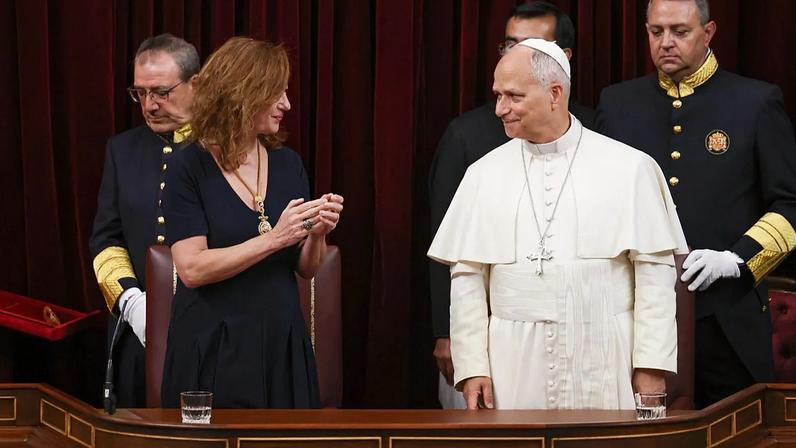 O Papa Leão XIV é ladeado por Francina Armengol, presidente do Congresso dos Deputados de Espanha, no Congresso dos Deputados, em Madrid, em 8 de junho de 2026.
