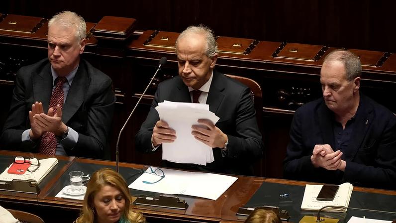 Ministro do Interior Matteo Piantedosi no Parlamento