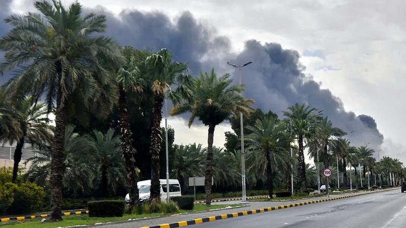 FILE: Fumo eleva-se do Aeroporto Internacional do Kuwait após um ataque de drone a depósitos de combustível na Cidade do Kuwait, Kuwait, 25 de março de 2026