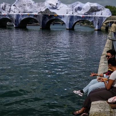 França: multidões reúnem-se na instalação gigante de JR na Pont Neuf