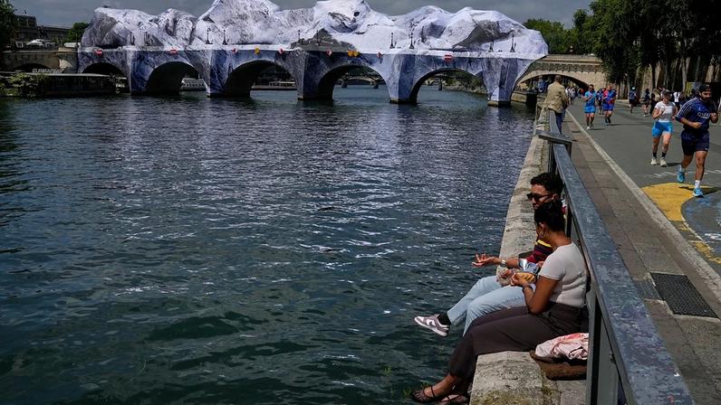 França: multidões reúnem-se na instalação gigante de JR na Pont Neuf
