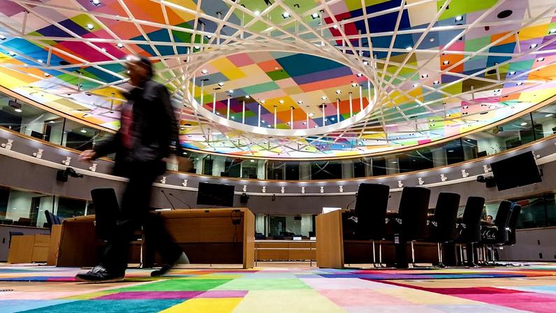 Um homem atravessa a principal sala de reuniões do edifício Europa, em Bruxelas, na sexta-feira, 9 de dezembro de 2016.