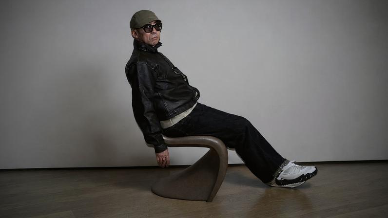NIGO fotografado no Museu do Design