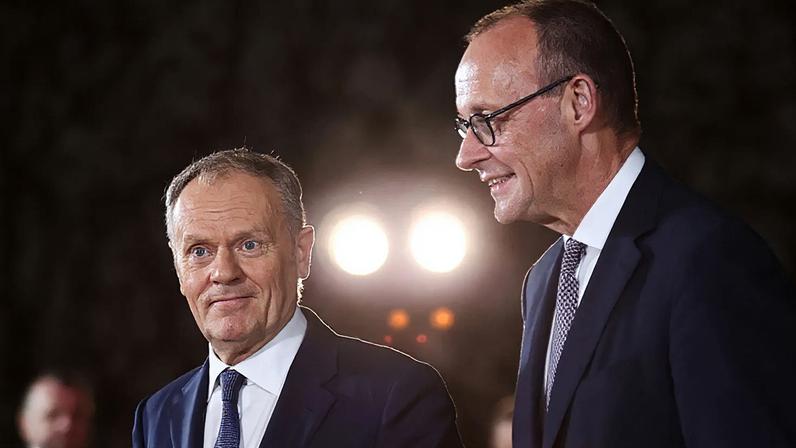 ARQUIVO - Chanceler alemão Friedrich Merz cumprimenta o primeiro-ministro polaco Donald Tusk na Chancelaria, em Berlim, a 15 de dezembro de 2025