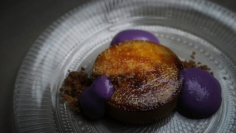 Ube, o inhame roxo, vira tendência na Alemanha e começa a fazer concorrência ao matcha em bolos, cafés e gelados.
